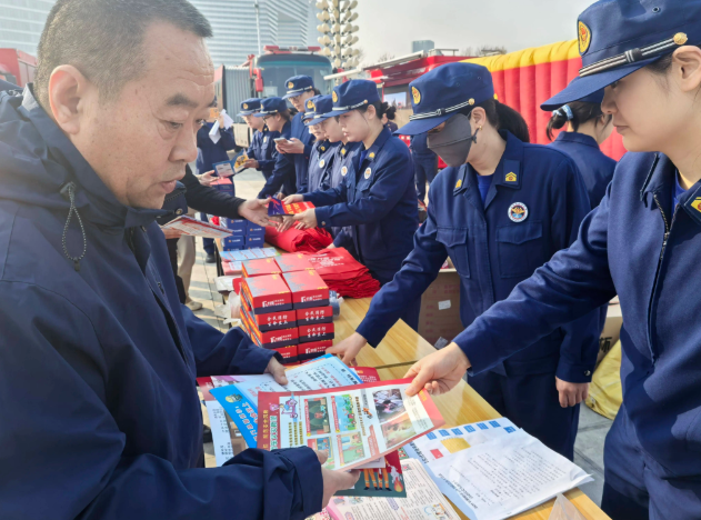筑牢防火屏障 | 2025年全国消防宣传月，立博宣传消防车点亮全民消防意识
